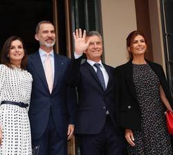 Sus Majestades los Reyes junto a Sus Excelencias el presidente y la primera dama de la República Argentina, tras su llegada al Teatro del Libertador G