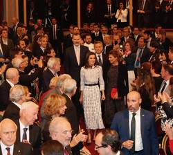Sus Majestades los Reyes y Sus Excelencias el presidente y la primera dama de la República Argentina acceden al Auditorio