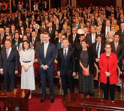 Sus Majestades los Reyes y Sus Excelencias el presidente y la primera dama de la República Argentina ocupan su lugar en la primera fila de asientos