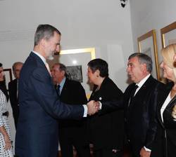 Don Felipe y Doña Letizia reciben el saludo de los representantes de la colectividad española residente en Córdoba, a su llegada al Museo Provincial d