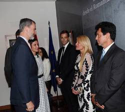 Don Felipe y Doña Letizia con los representantes de la colectividad española residente en Córdoba