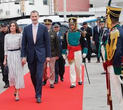 Sus Majestades los Reyes durante su despedida en el Aeropuerto Internacional de Córdoba