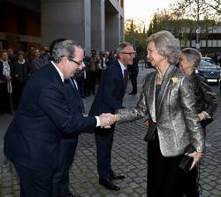 Su Majestad la Reina Doña Sofía recibe el saludo del presidente de la Fundación Excelentia, Javier Martí