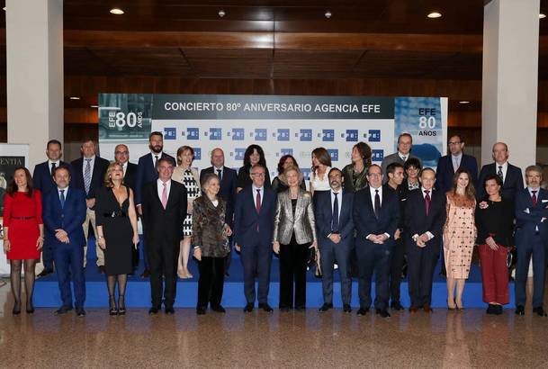 Doña Sofía junto al equipo directivo de la Agencia EFE