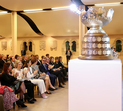 Su Majestad la Reina Doña Sofía en presencia de la ensaladera "Premio de las Regatas"