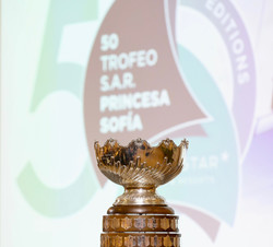 Ensaladera cedida por Doña Sofía y con la dio nombre al trofeo, en cuya peana está grabado el palmarés de medio siglo de regatas