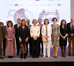 Su Majestad la Reina Doña Sofía junto a las autoridades presentes en la Gala Conmemorativa del 50º aniversario del Trofeo S.A.R, Princesa Sofía Iberos