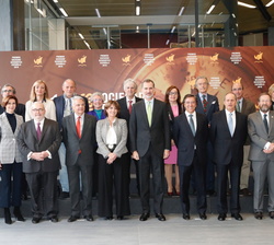 Su Majestad el Rey junto a las autoridades asistentes y la junta directiva de la Sociedad Geográfica Española