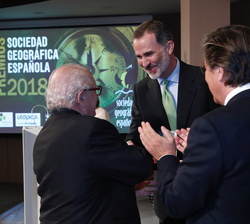 Su Majestad el Rey hace entrega del Miembro de Honor SGE 2018 a Javier Reverte