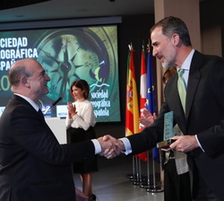 Su Majestad el Rey hace entrega del Premio Comunicación SGE 2018 a Lorenzo García, director general de Atlas Nacional de España del IGN