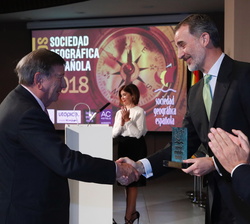 Su Majestad el Rey hace entrega del Premio Iniciativa/Empresa SGE 2018 a Antonio Gallardo, presidente de la Fundación Palarq