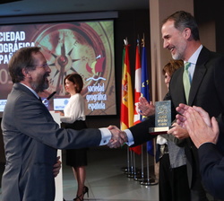 Su Majestad el Rey hace entrega del Premio Investigación SGE 2018 a Boyan Slat, recoge el premio en su lugar el embajador del Reino de los Paises Bajo