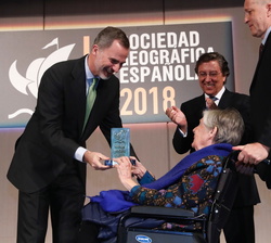 Su Majestad el Rey hace entrega del Premio Internacional SGE 2018 a Selma Huxley