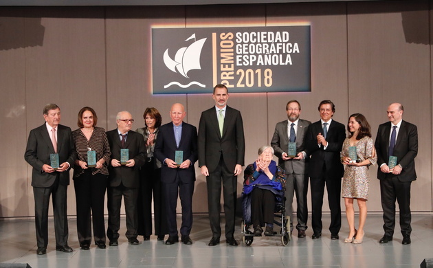Su Majestad el Rey junto a las autoridades y los galardonados con los Premios Anuales de la Sociedad Geográfica Española 2018