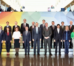 Fotografía de grupo de Su Majestad el Rey junto a las autoridades y personalidades que lo han recibido a su llegada