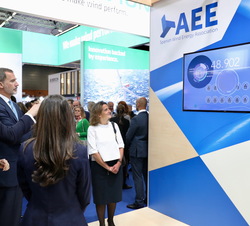 Don Felipe durante la visita al stand de la Asociación Empresarial Eólica (AEE)