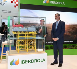Su Majestad el Rey visita el stand de Iberdrola