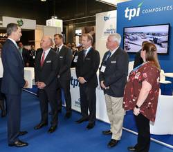 Don Felipe a su paso por el stand de TPI Composites