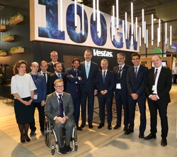 Su Majestad el Rey durante la visita al stand de Vestas