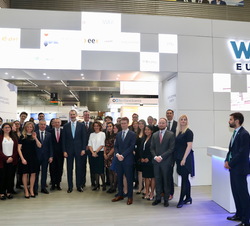 Su Majestad el Rey durante su visita al stand de WindEurope