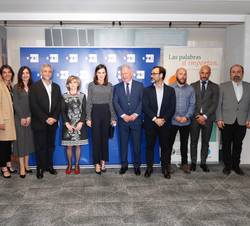 Fotografía de grupo de Su Majestad la Reina con autoridades y asistentes al coloquio sobre “Medios de Comunicación y Salud Mental” 