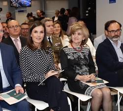 Doña Letizia en la primera fila de asientos del auditorio momentos antes del inicio del acto