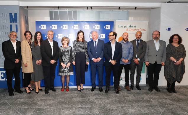 Fotografía de grupo de Su Majestad la Reina con autoridades y asistentes al coloquio sobre “Medios de Comunicación y Salud Mental” 