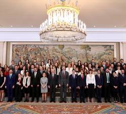 Su Majestad el Rey junto a los integrantes de la LI promoción del Cuerpo Superior de Administradores Civiles del Estado