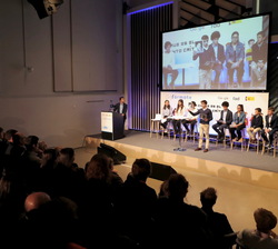 Vista general del auditorio durante el debate que llevaron a cabo unos adolescentes