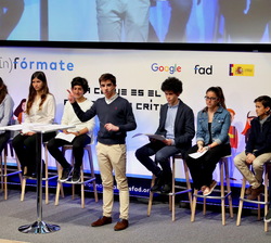 Un grupo de adolescentes lleva un debate sobre la veracidad o falsedad de una noticia real