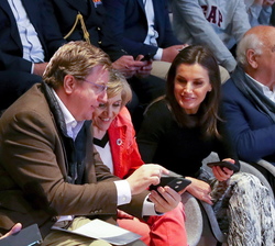 Su Majestad la Reina durante la votación a través del movil sobre una cuestión planteada durante el debate de los adolescentes