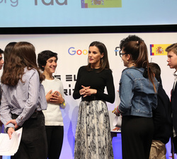 Doña Letizia conversa con los participantes en el debate sobre la veracidad o falsedad de una noticia real