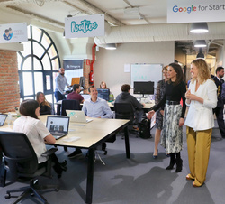 Su Majestad la Reina durante su visita a las instalaciones del Campus de Google de Madrid