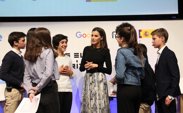 Doña Letizia conversa con los participantes en el debate sobre la veracidad o falsedad de una noticia real
