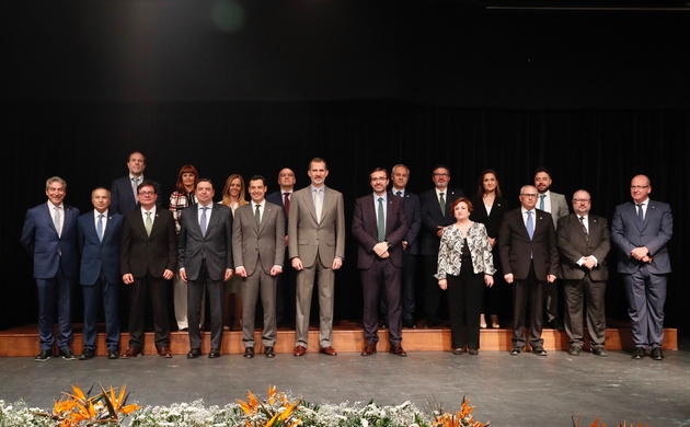 Su Majestad el Rey junto a una representación de la Universidad de Jaén con motivo de su XXV aniversario