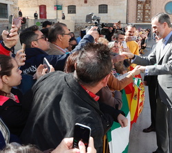 Don Felipe recibe un afectuoso saludo del público congregado a su llegada al Teatro Infanta Leonor en Jaén20