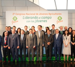 Su Majestad el Rey acompañado de las autoridades asistentes y miembros de ASAJA y del cómite organizador del congreso