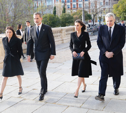 Sus Majestades los Reyes acompañados por Pedro y Carmen Pérez-Llorca a su llegada la Parroquia de San Jerónimo el Real