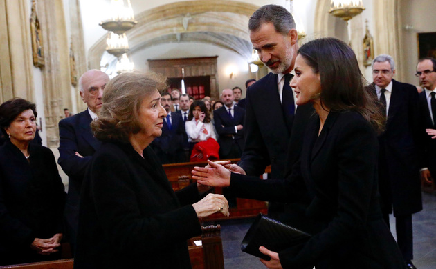 Sus Majestades los Reyes saludan a la viuda de José Pedro Pérez-Llorca Rodrigo