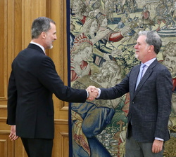 Don Felipe recibe el saludo de Reed Hastings, director y cofundador de NETFLIX