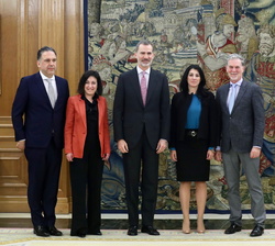 Don Felipe acompañado de Reed Hastings, Francisco Javier Ramos Quiñones vicepresidente de contenidos originales; María Concepción Ferreras Fernández, 