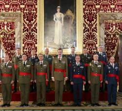 Su Majestad el Rey junto al grupo de Generales de Brigada y Contralmirante recibidos en audiencia