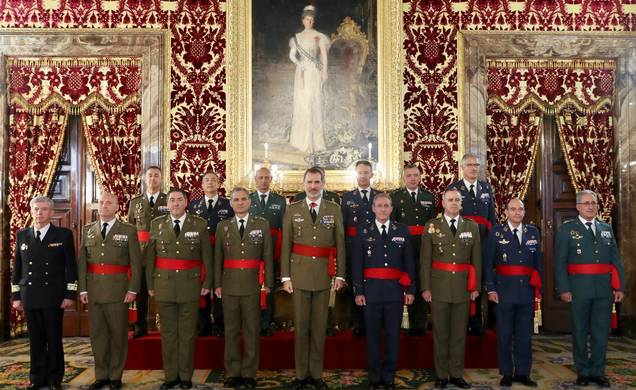 Su Majestad el Rey junto al grupo de Generales de Brigada y Contralmirante recibidos en audiencia