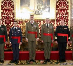 Su Majestad el Rey junto al grupo de Generales de División recibidos en audiencia
