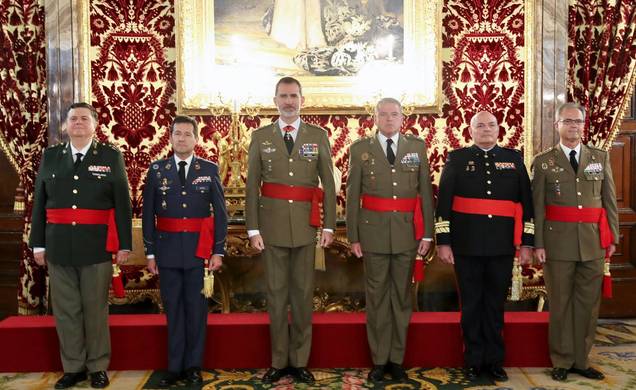 Su Majestad el Rey junto al grupo de Generales de División recibidos en audiencia