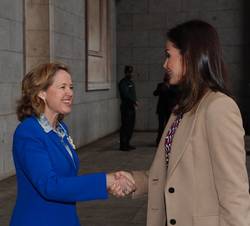 Su Majestad la Reina recibe el saludo de la ministra de Economía y Empresa, Nadia Calviño