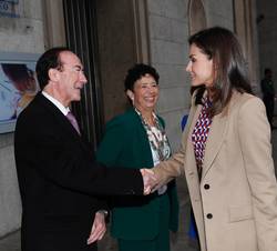 Su Majestad la Reina recibe el saludo del presidente-director general de la Fábrica Nacional de Moneda y Timbre-Real Casa de la Moneda (FNMT), Jaime S