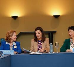 Doña Letizia durante la reunión previa a su visita a la Escuela de Grabado y Diseño Gráfico de la Real Casa de la Moneda