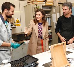 Doña Letizia recorrió las aulas de moneda y grabado a buril y diseño, así como los talleres de grabado y medalla