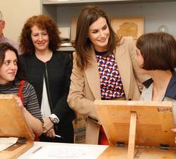 Doña Leticia conversó con los alumnos de los talleres y atendió a sus explicaciones